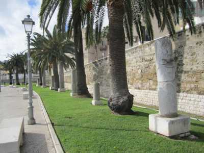 I Romani (dal 326 a.C. al 476 d.C.) - I Romani giungono a Bari invocati dalla popolazione, desiderosa di un esercito che potesse proteggerla dalle incursioni dei Sanniti. Tra le testimonianze di questo periodo ci sono le colonne posizionate sul lungomare